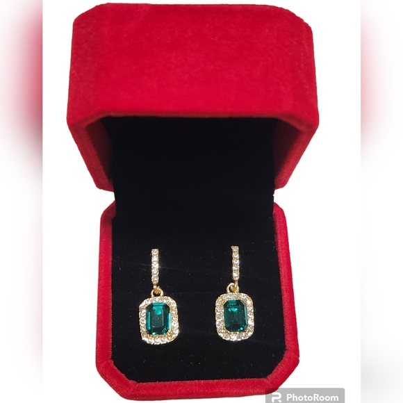Emerald Green Dangle Earrings Crystal Rhinestone in Red Velvet Gift Box NWOT - Picture 3 of 7